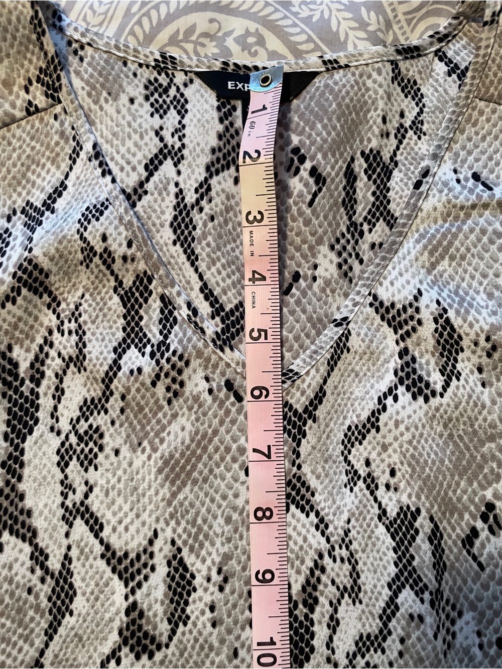 Express Snake Print V-Neck Short Sleeve Top - Gray/Black - Picture 6 of 10